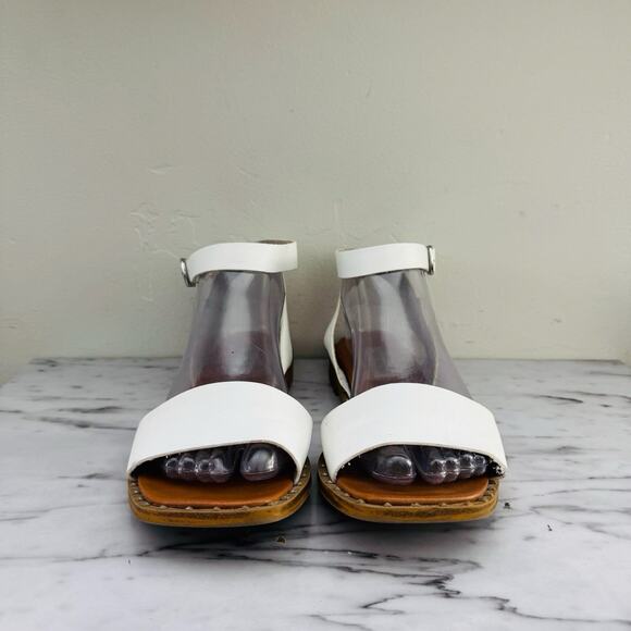 Steve Madden White Slip On Flat Sandals Women’s Size 7.5 - Picture 2 of 9